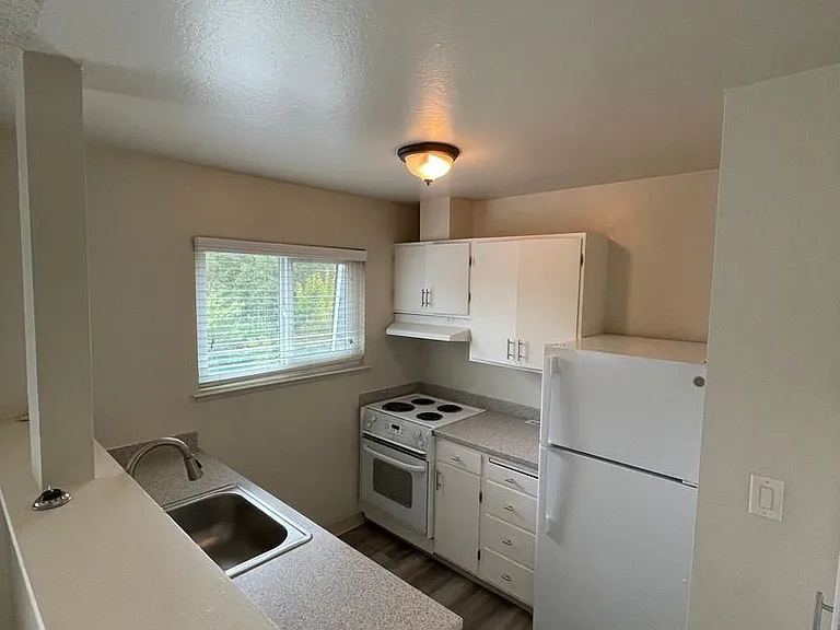 Chateau Apartments — Photo 25