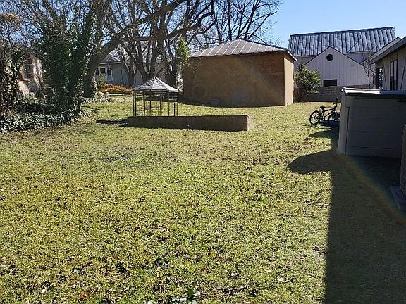 5th image of 210 E Schubert St