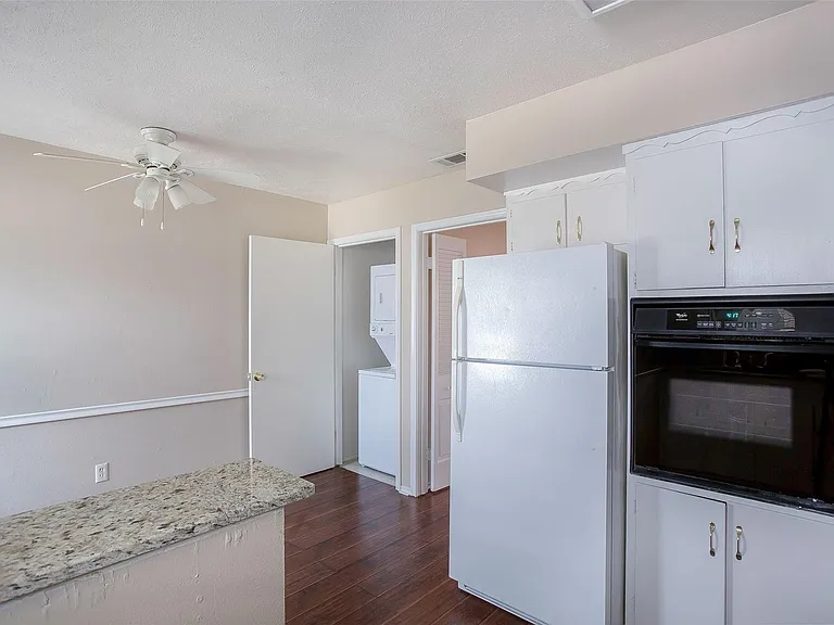 7010 Kingsbury Dr — Photo 4