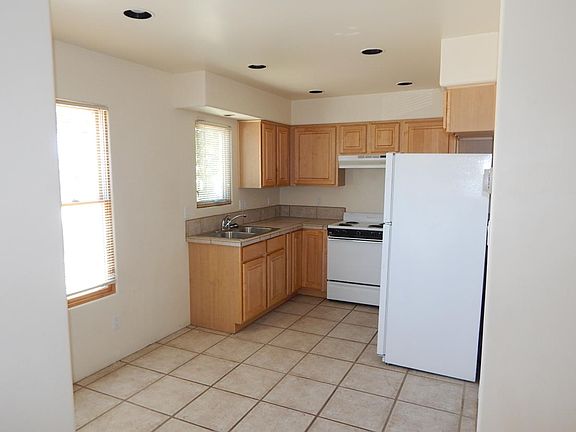 3rd image of 813 Calle Anaya S APT B
