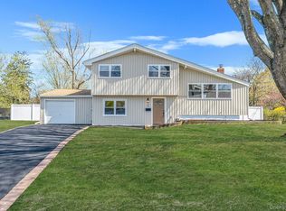 25 Greentree Drive, Oakdale, NY 11769