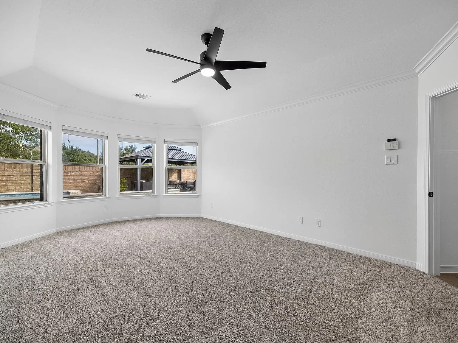 4 bed, 2.0 bath, 1973 sqft, $3,400 — Photo 4
