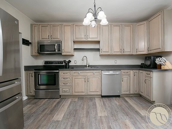 3rd image of 528 N Lakeview Dr
