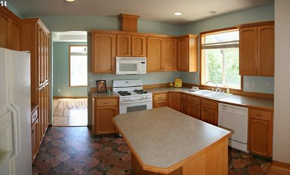 4th image of 303 NW 147th Cir