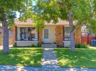 32 N Berkley Pl NW, Calgary, AB T3K 1A7