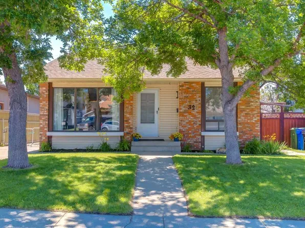 32 N Berkley Pl NW, Calgary, AB T3K 1A7