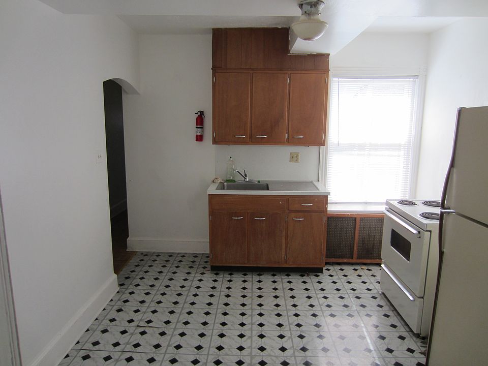 2nd image of 1041 N 5th St APT 2