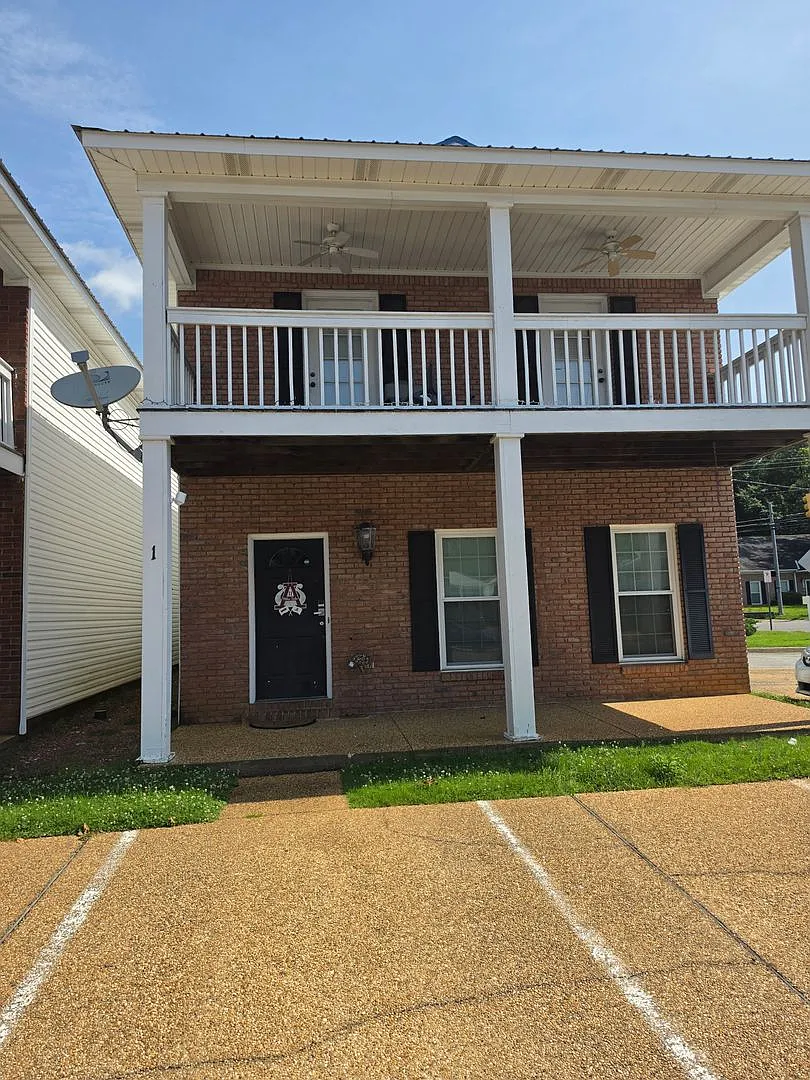 Townhome Near Campus — Photo 1