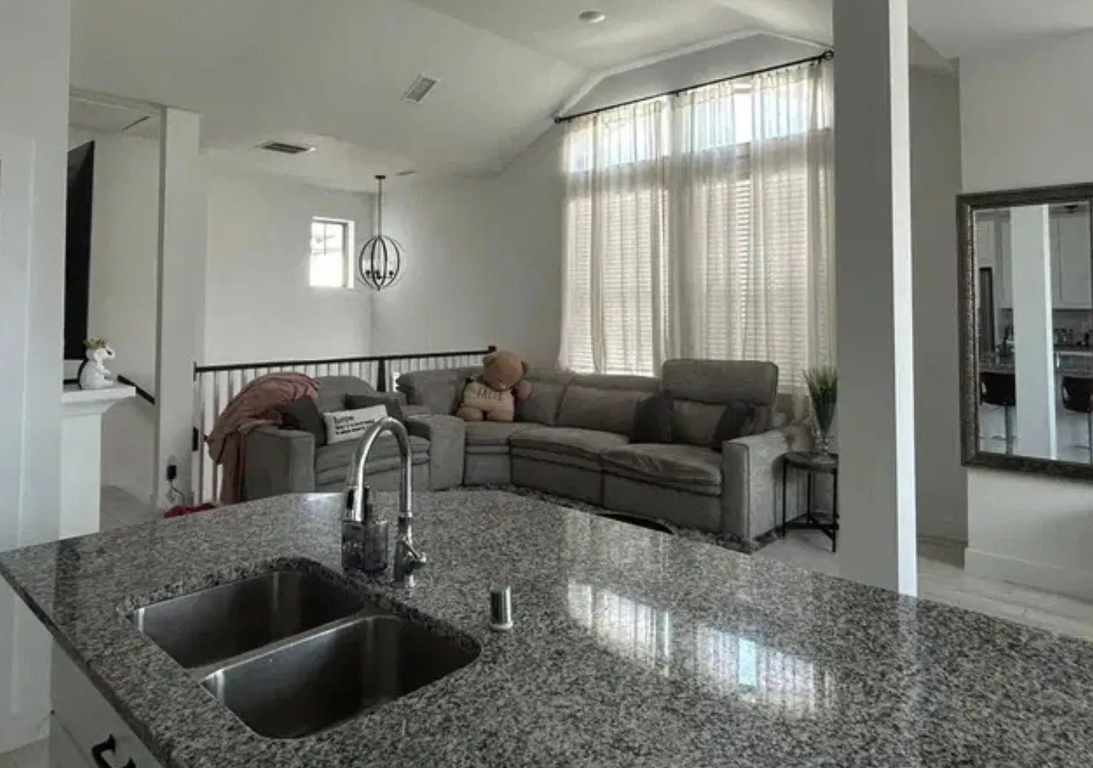 3 bed, 1.0 bath, 1900 sqft, $1,707 — Photo 4