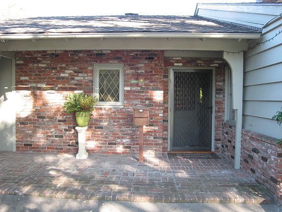 3rd image of 1960 N Altadena Dr