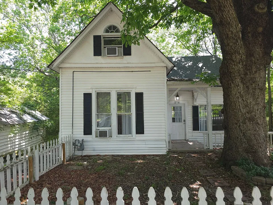 216 Elizabeth Ter