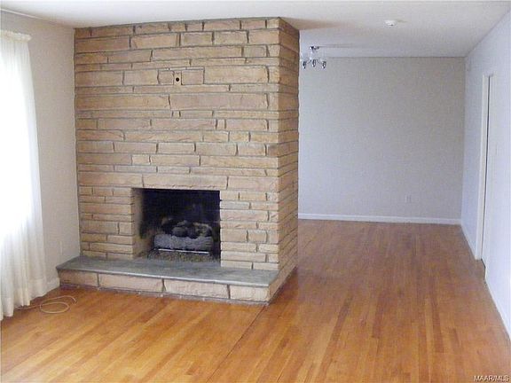 2nd image of 2758 Montrose Ave