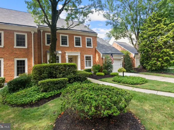 21 Foxwood Dr, Moorestown, NJ 08057
