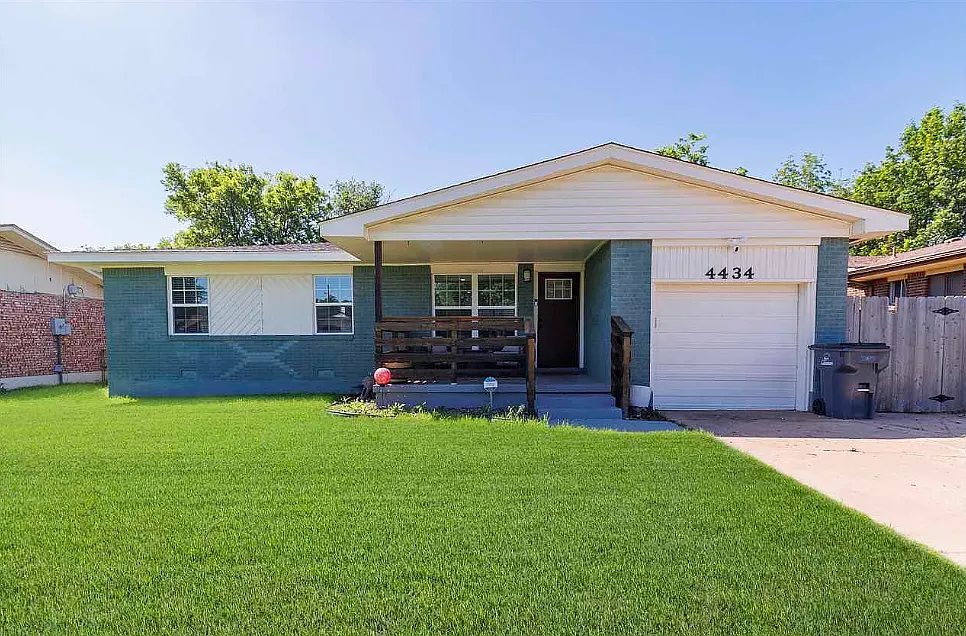 3 bed, 1100 sqft, $1,229 — Photo 1