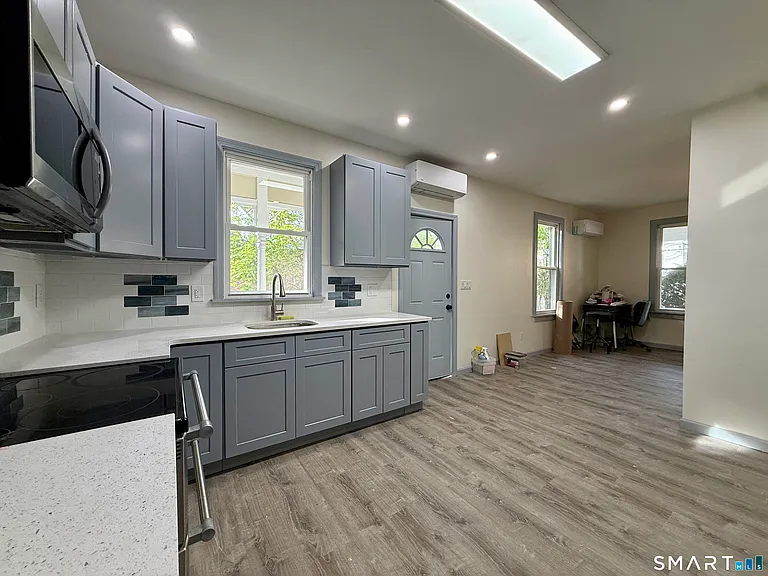 22 Hawthorne Ave — Photo 3