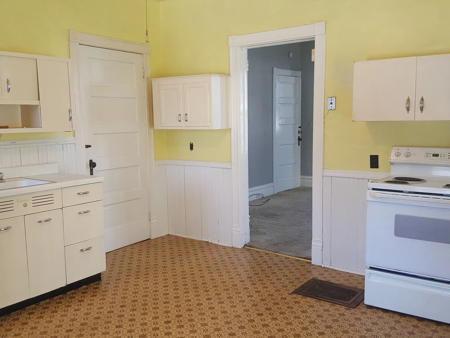 352 Winona St — Photo 1