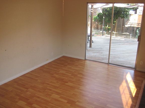 4th image of 1061 Glenfinnan Dr
