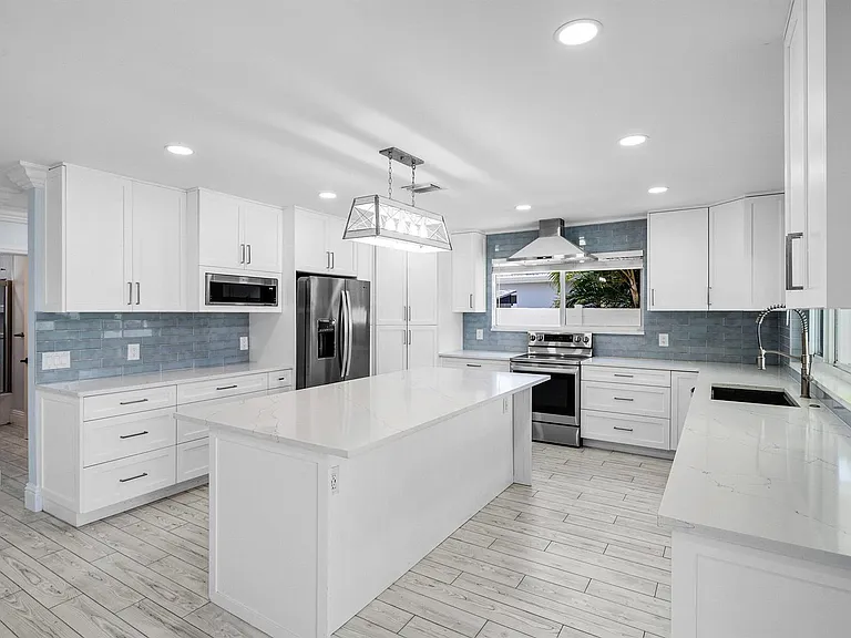 1128 SW 7th St — Photo 8