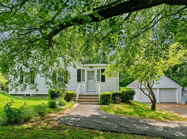 52 Hedly St, Portsmouth, RI 02871