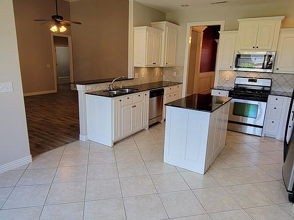 Large Eat-In Kitchen w/ Island