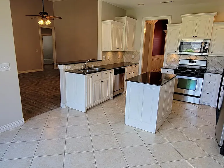 Large Eat-In Kitchen w/ Island