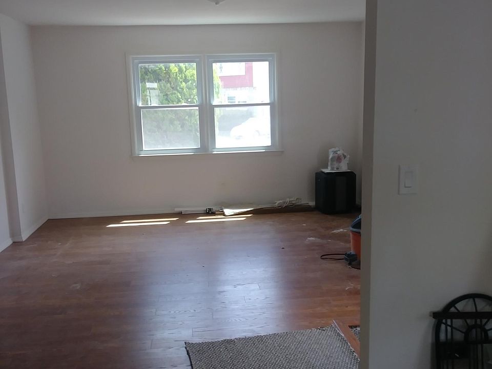 1st image of 60 Willowbrook Ct