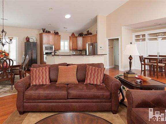 4th image of 1109 Larchmont Ct