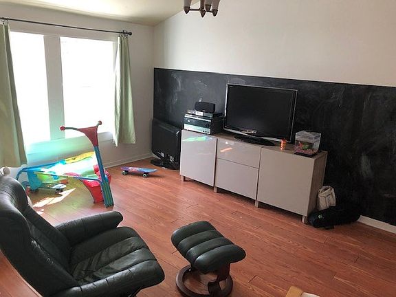 4th image of 916 W College Ave
