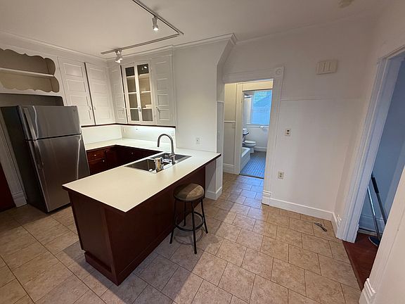 4th image of 136 Reed Ave #136