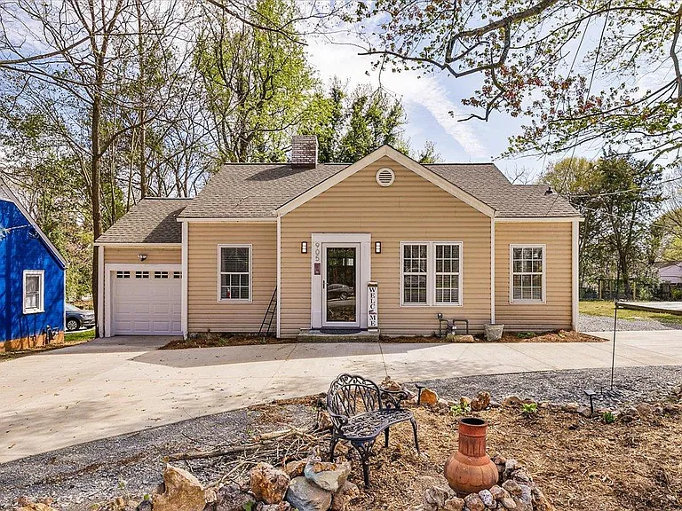 Welcome to Hunsucker's Place, a revitalized 1942 cottage with charming curb appeal, off-street parking, and a prime location near Downtown Greensboro and Cone Health Hospital. Perfect for professionals and travelers seeking comfort and convenience.