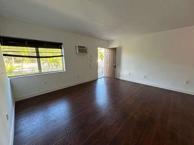8321 Crespi Blvd #7 — Photo 6