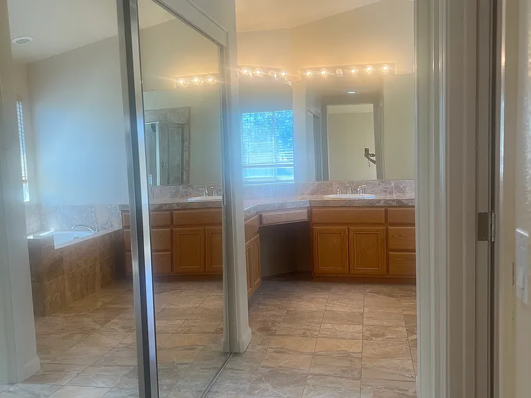 901 Hillock Ct — Photo 24