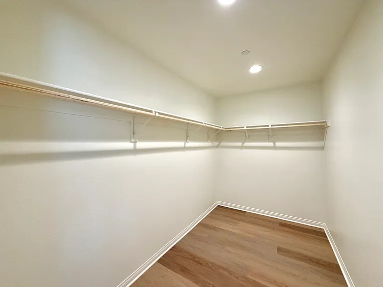 176 N Sutter Ave — Photo 5