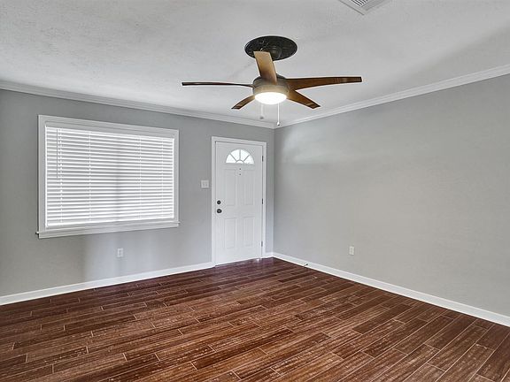 4th image of 1943 Carolyn Ln