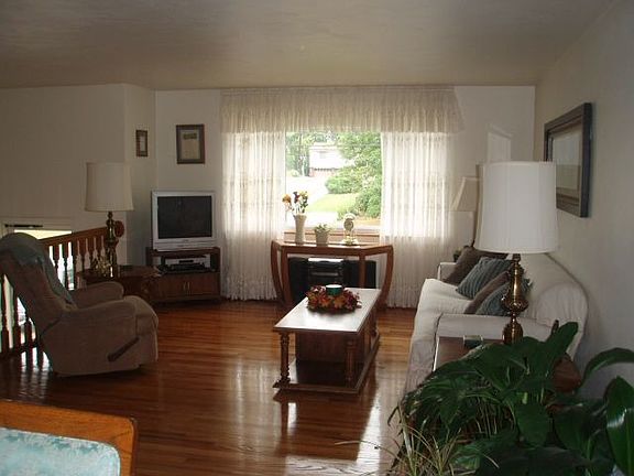 Comfortable & bright Living Room