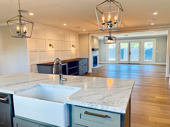 3rd image of 4839 E Clarendon Ave