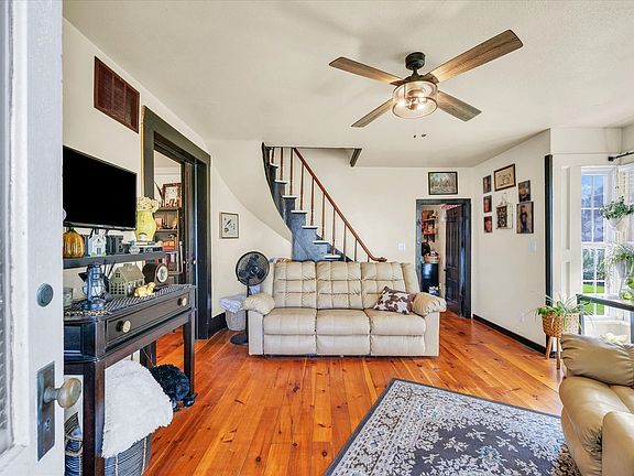 5th image of 218 N Church St