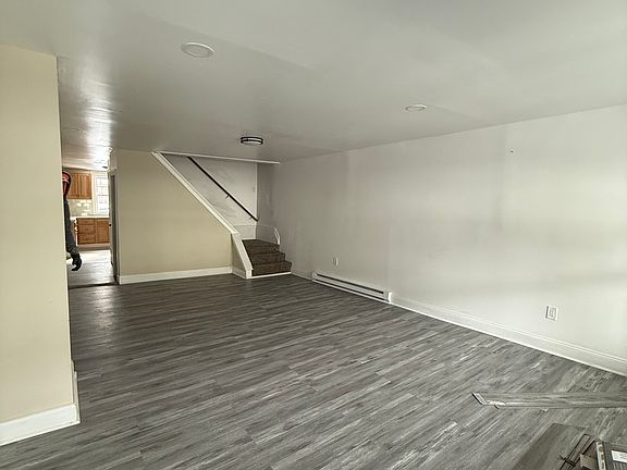 2nd image of 424 W Oak St