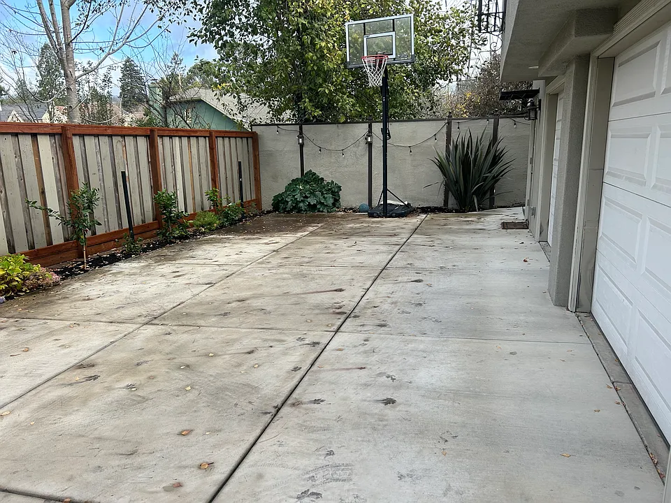 The turn-around area of the driveway.