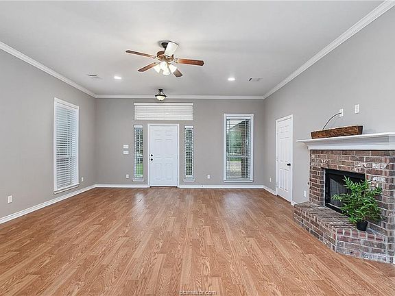 3rd image of 922 Dove Landing Ave