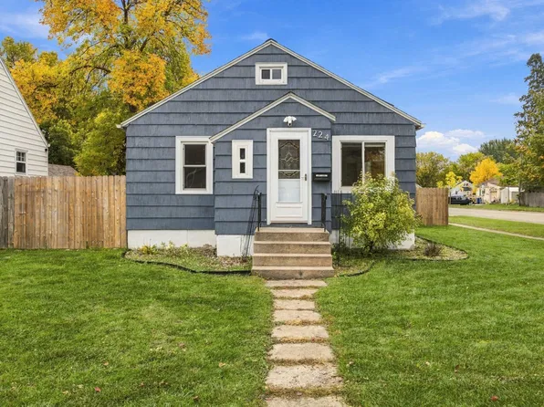 224 14th St S, Moorhead, MN 56560