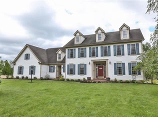 7 Meadowside Ln, Pittsford, NY 14534