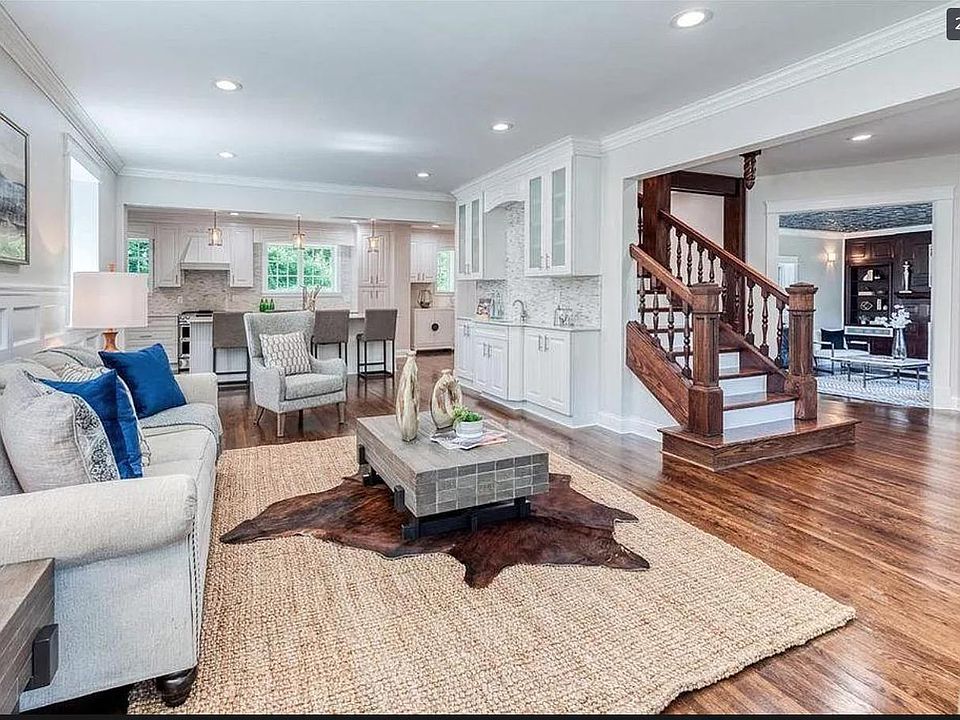 2nd image of 5 Forest Glen Ln