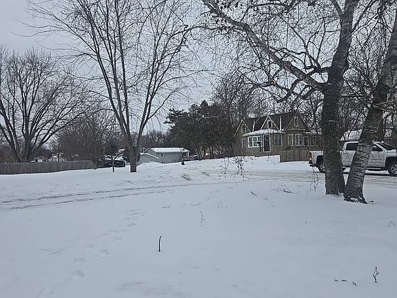 5th image of 815 Rosewood St
