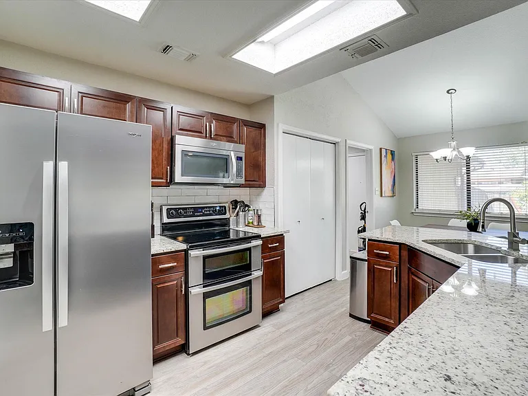 1725 Canterbury Ln — Photo 14