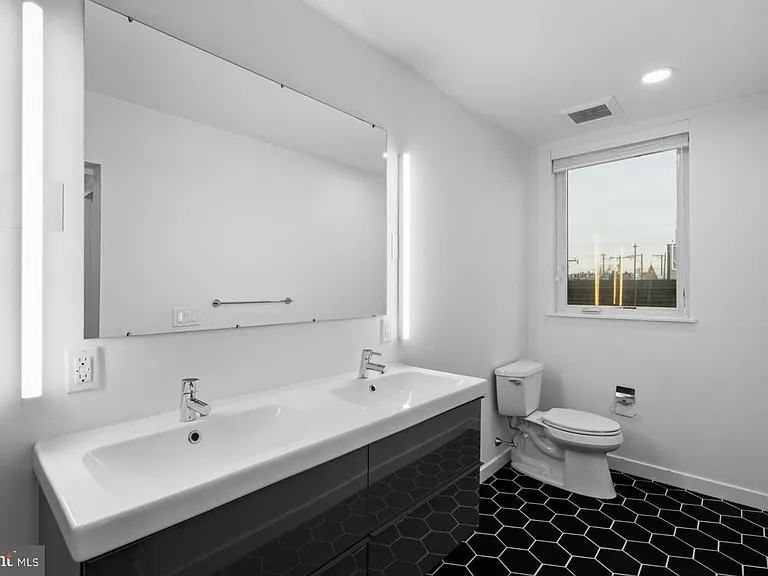 1501 N 31st St #405 — Photo 19