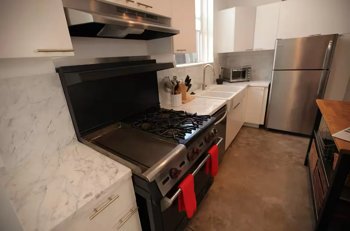 533 Vernon Ave — Photo 2