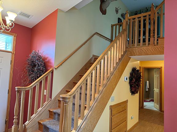 4th image of 382 Woodside Cir