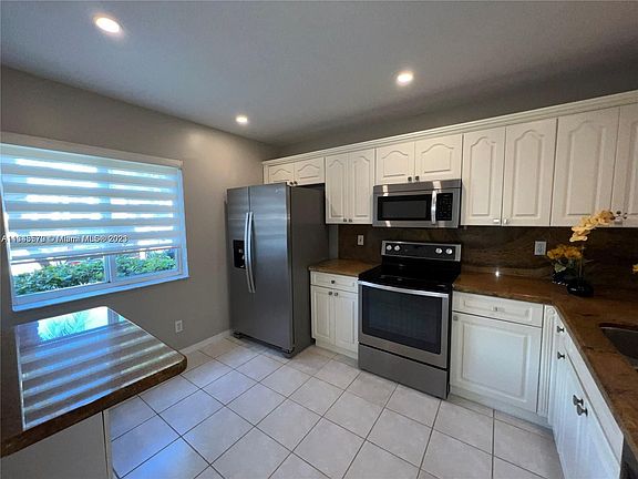 3rd image of 817 NW 208th Dr