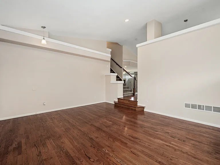 52801 Foxborough Ct — Photo 8